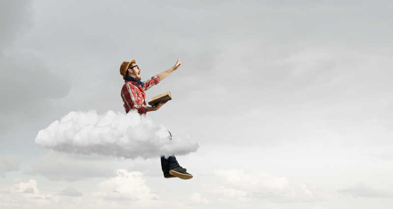 坐在云端看书的年轻人