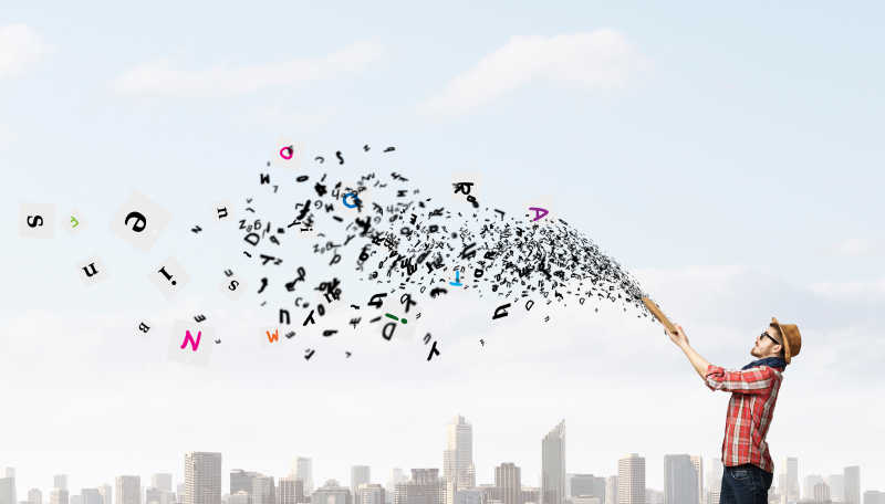 男人拿着礼花喷洒出大量文字