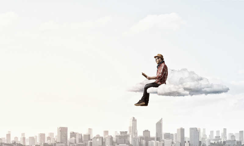 坐在云朵上看书的人