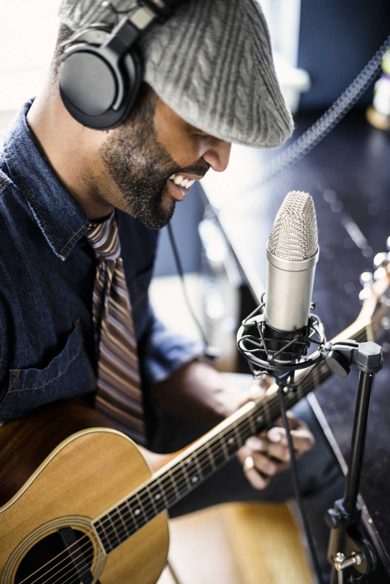 拿着吉他的艺术家