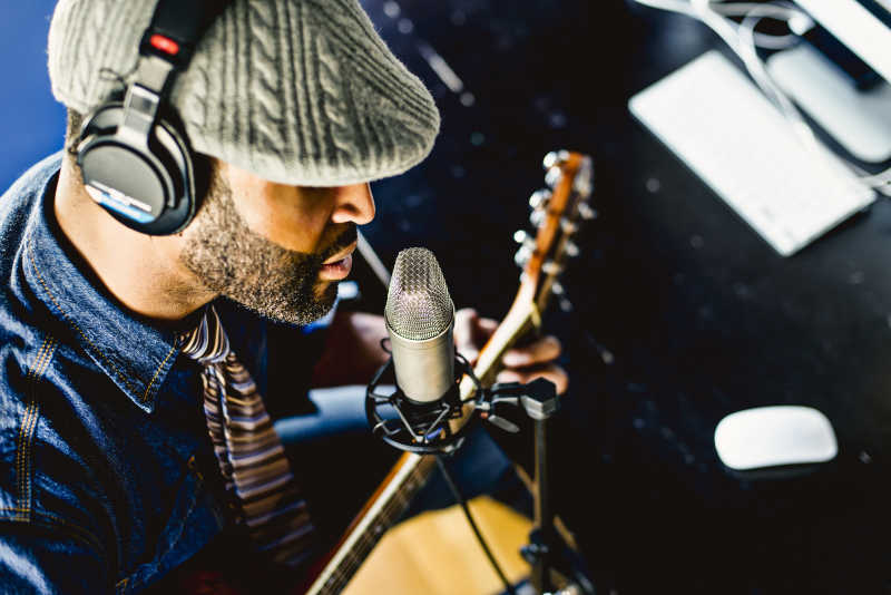 拿着吉他的录音艺术家