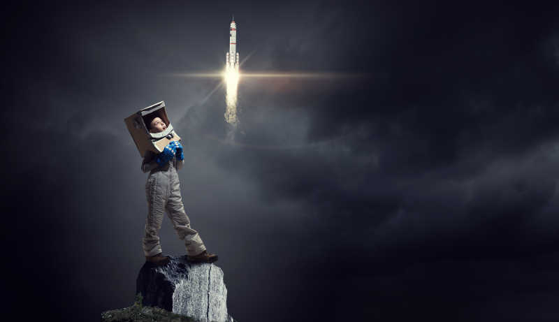 梦想成为宇航员探索太空的孩子