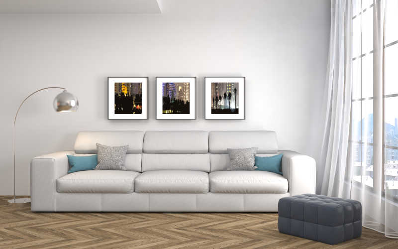 温馨小客厅里的时尚前卫的白色沙发