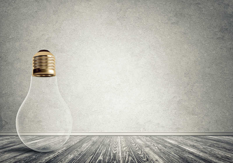 木制板上的玻璃灯泡