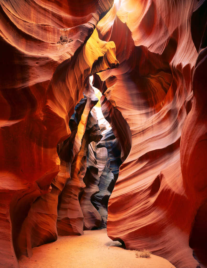 陡峭的峡谷峭壁