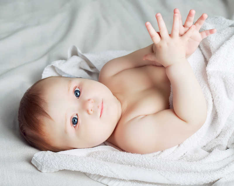 可爱的裹在毛巾里的婴儿