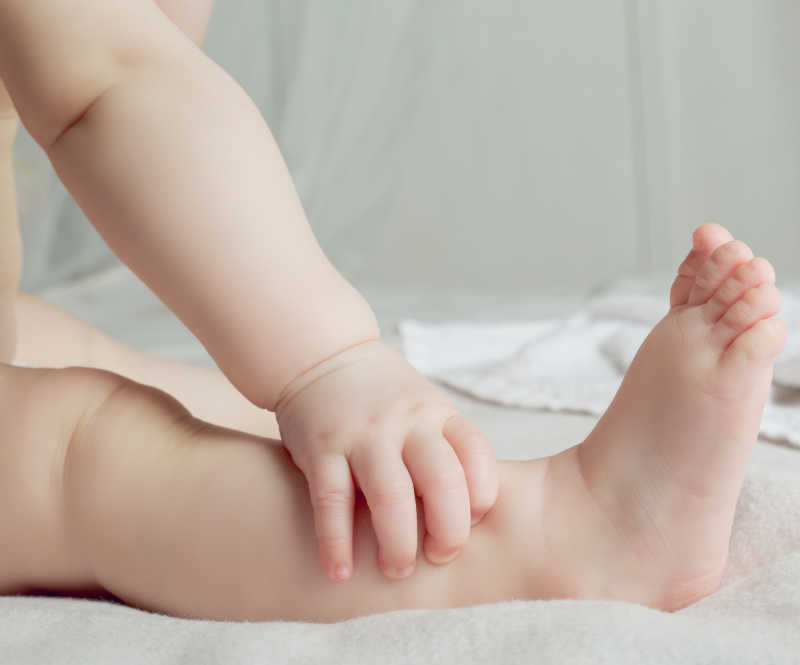 肉嘟嘟的小婴儿的手和腿