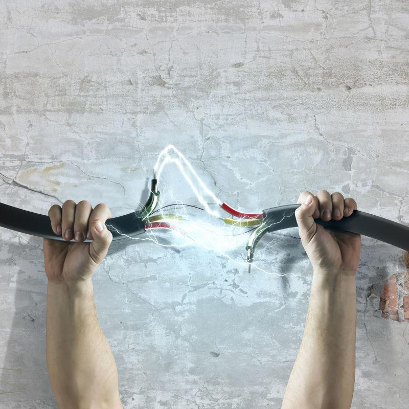 手里握住墙上断掉的电线