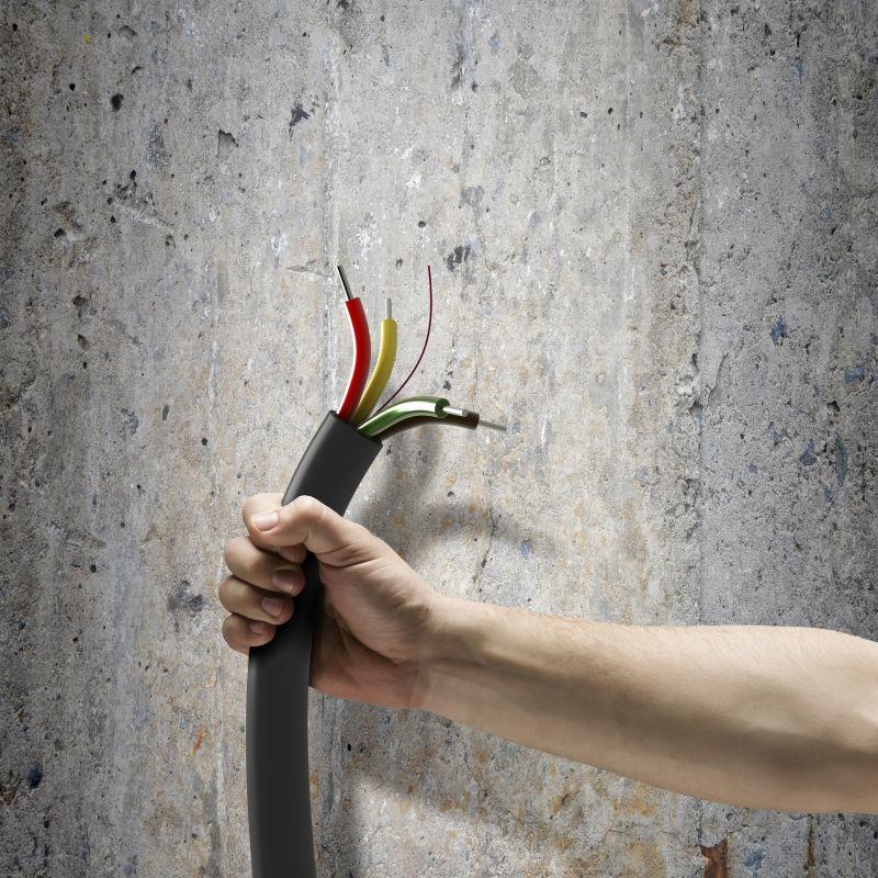 手拿断掉的电线