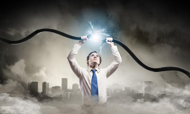 商人手里的电线靠近时冒电火花