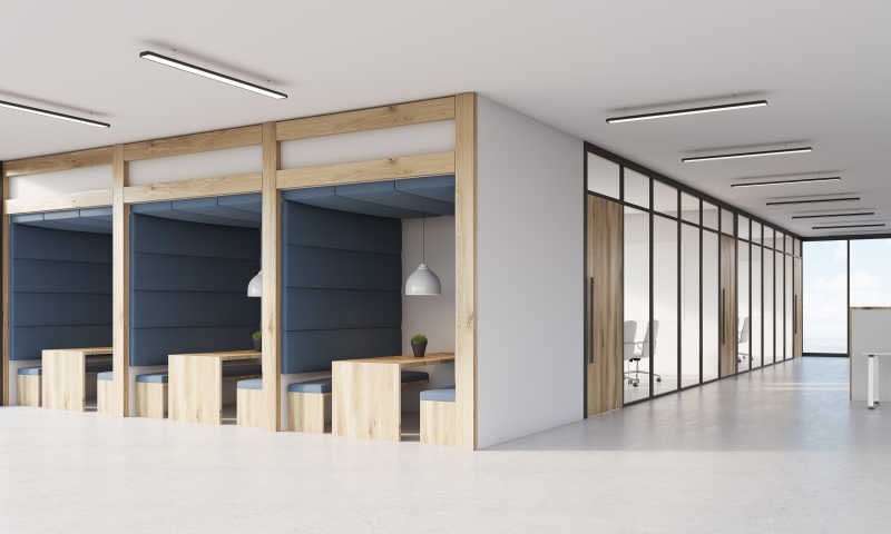 公司餐饮区的桌椅