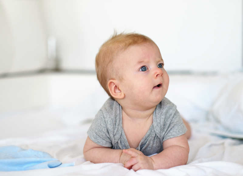 无辜看着远处的蓝眼睛的宝宝