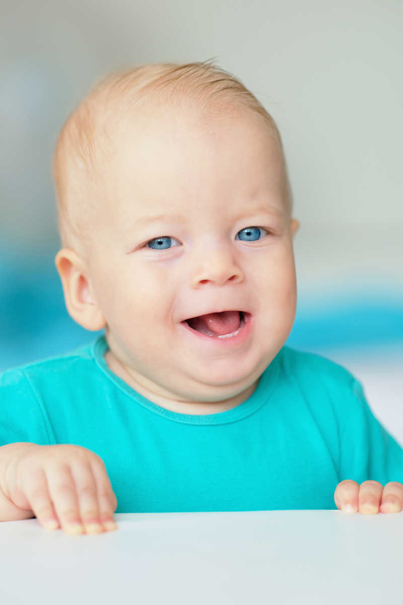 蓝眼睛的小宝宝