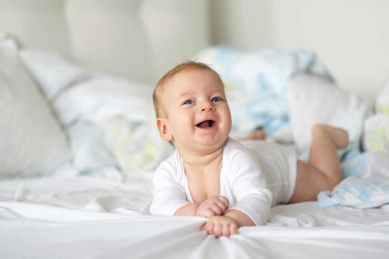 可爱的大笑的白人宝宝