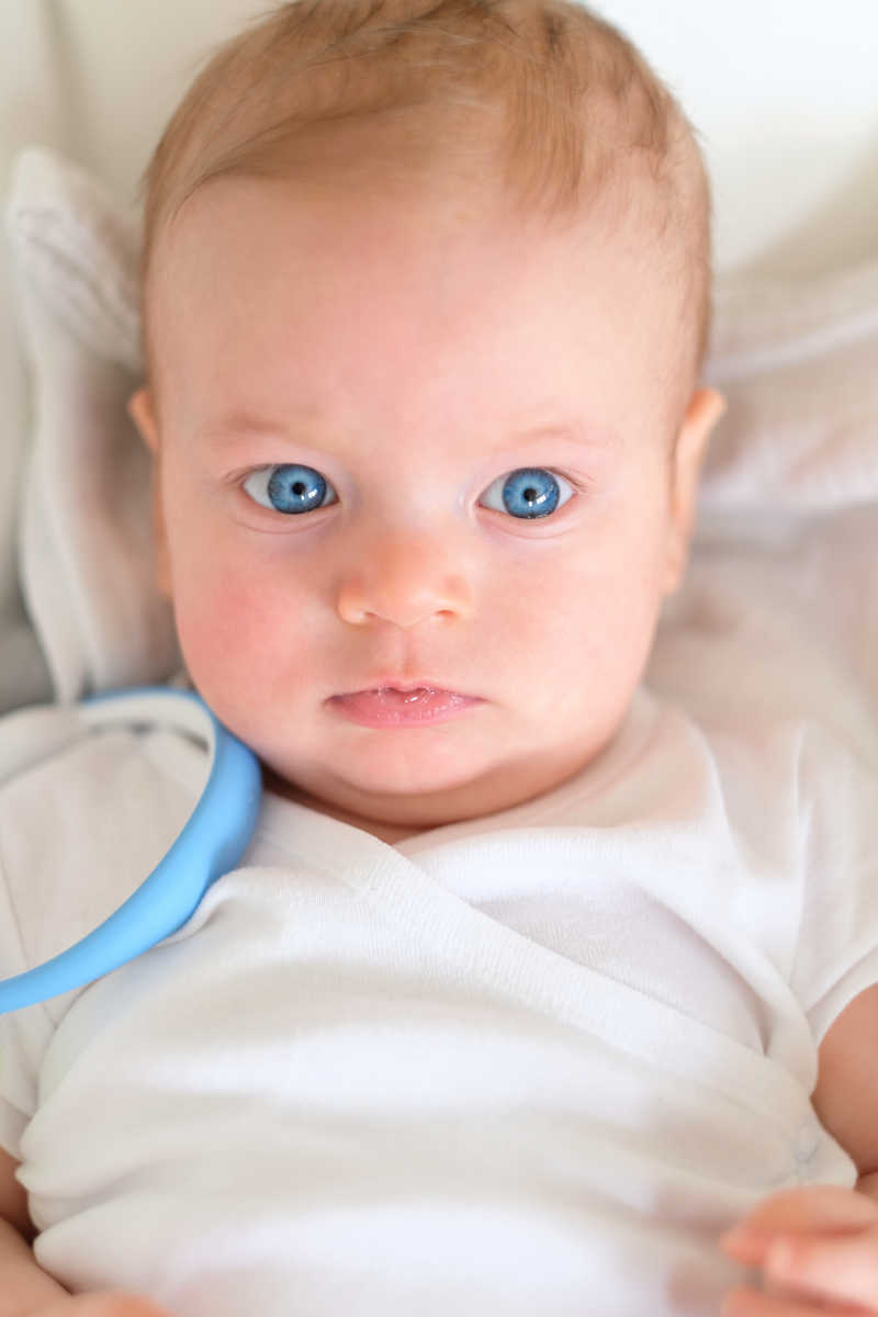 四个月大的蓝眼睛婴儿