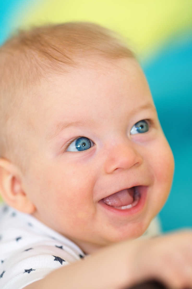 笑的很开心的蓝眼睛的小婴儿