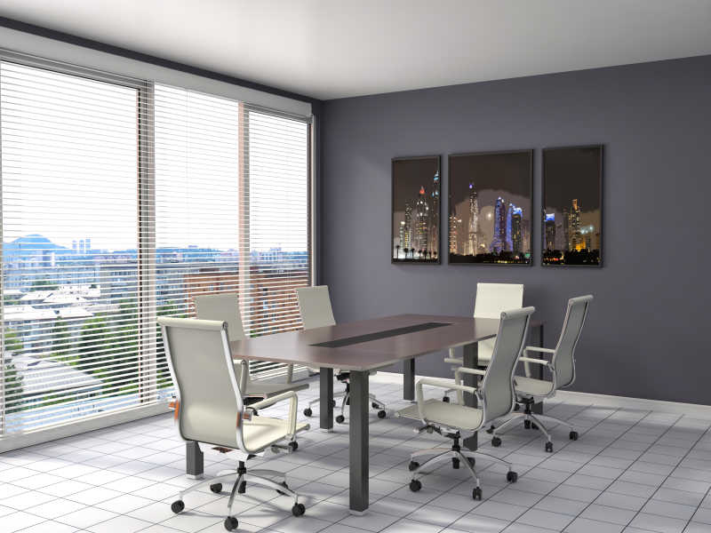 有明亮窗户的办公室会议厅