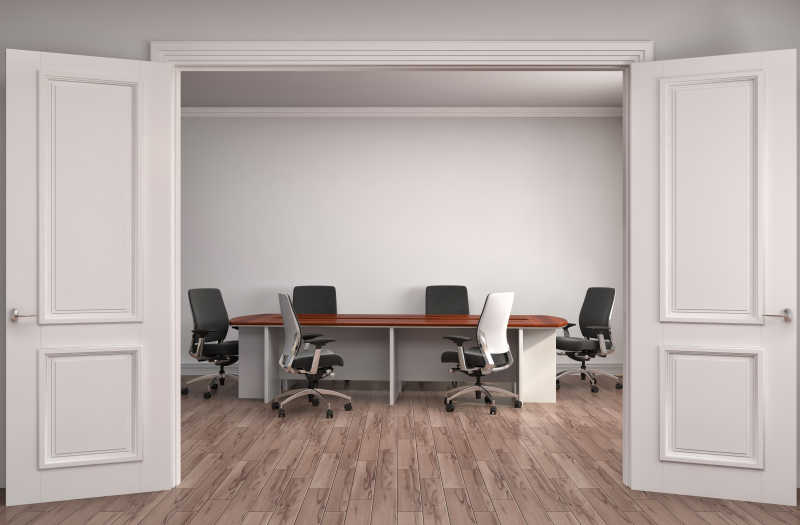 庄重的没有多余装饰的会议室