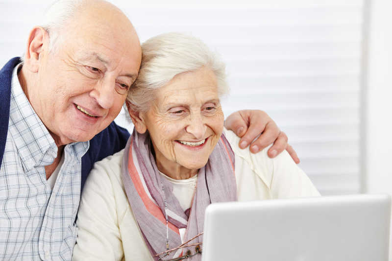 幸福的老夫妇一起用电脑