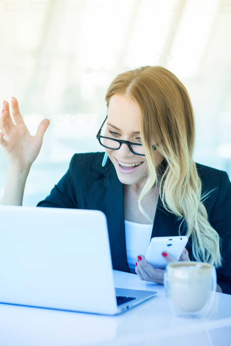 对着电脑很开心的年轻商人