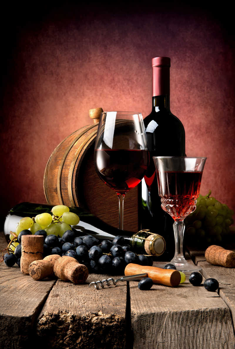 木桌上的葡萄酒和木桶