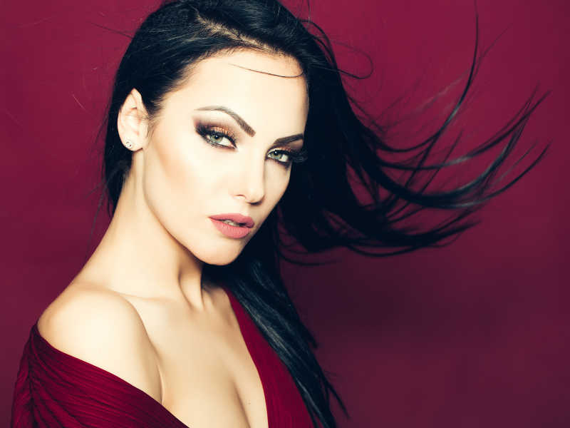 披头散发感觉像在拍艺术照的女人