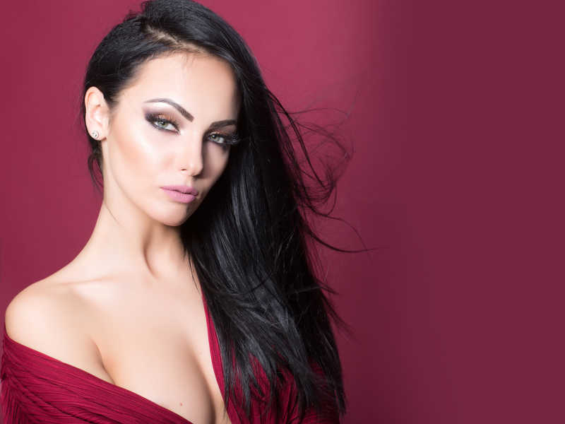 露出锁骨的女人