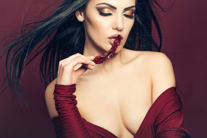 露着性感披肩的女人