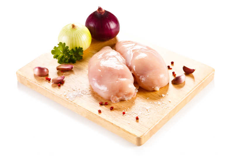 木板上的鸡肉和蔬菜