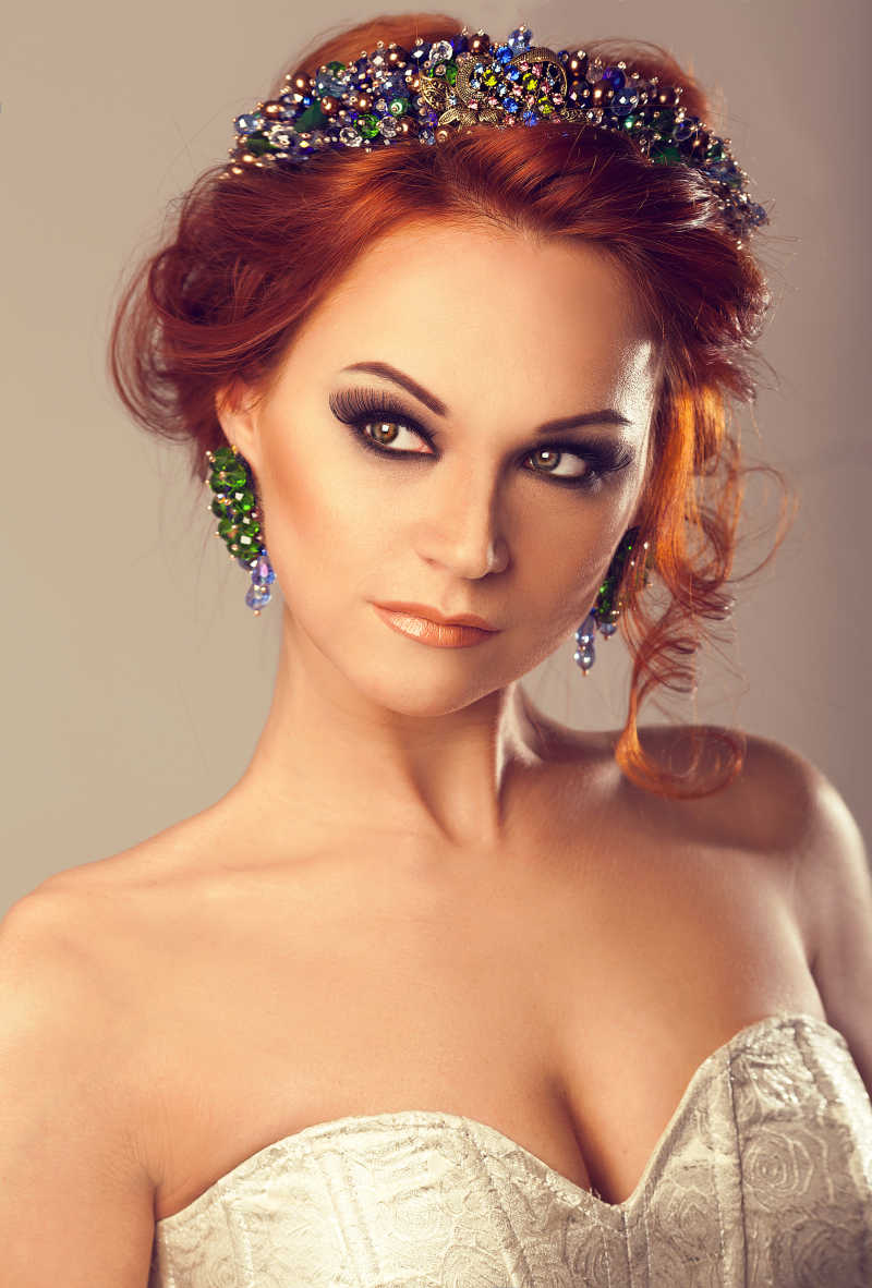 年轻漂亮的时尚妆容的红发女孩