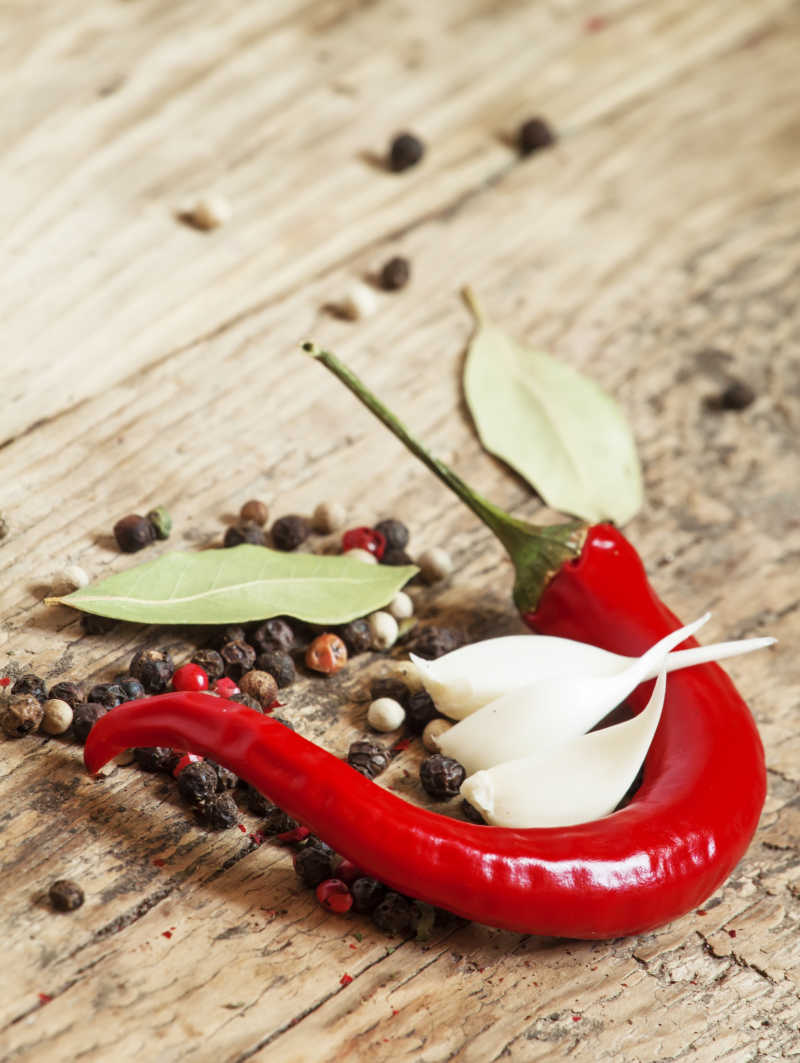 木桌上的辣椒和配料