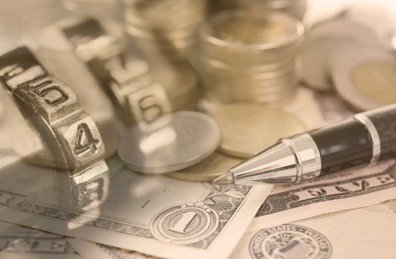 美元纸币和货币笔金融概念