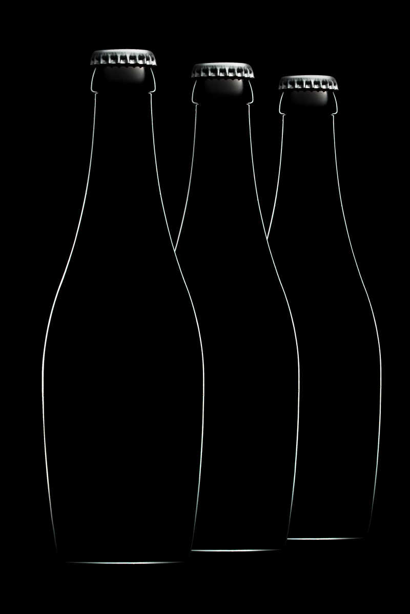黑色背景下的黑色啤酒瓶