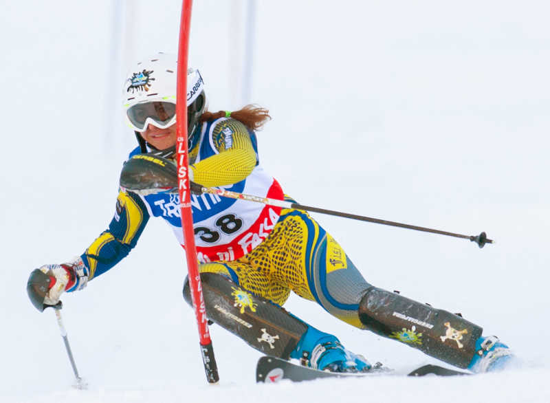 在花式滑雪的金发女郎