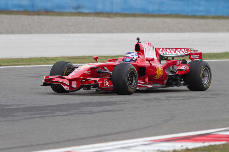 赛道上的红色赛车