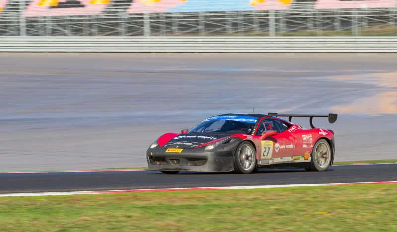 赛车赛道上的一辆赛车