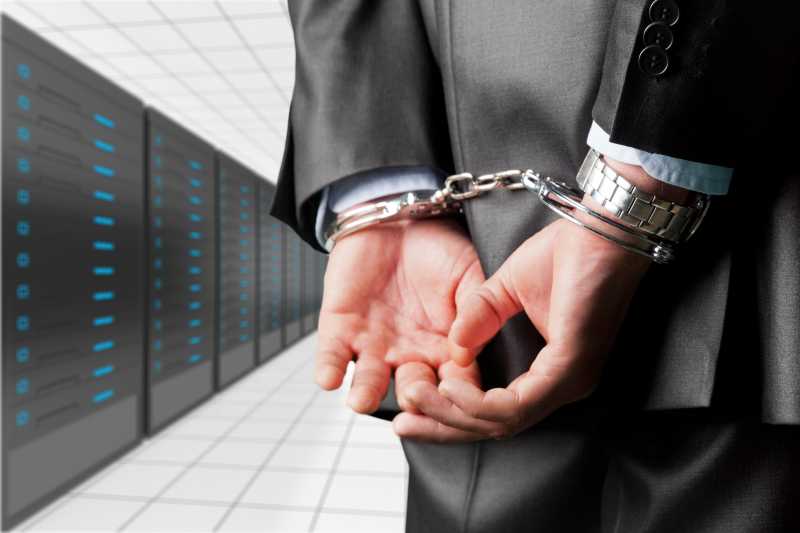 双手被手铐铐在身后的商人