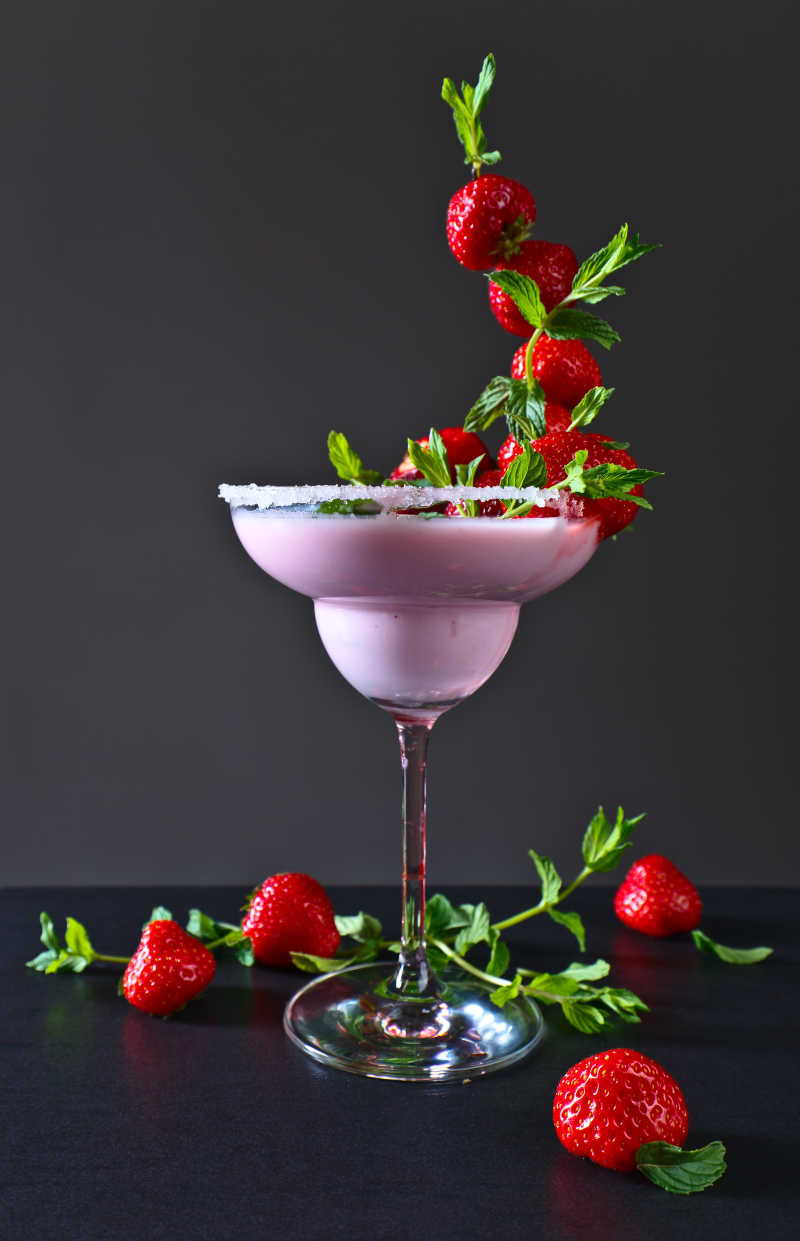 黑色桌上的草莓薄荷鸡尾酒