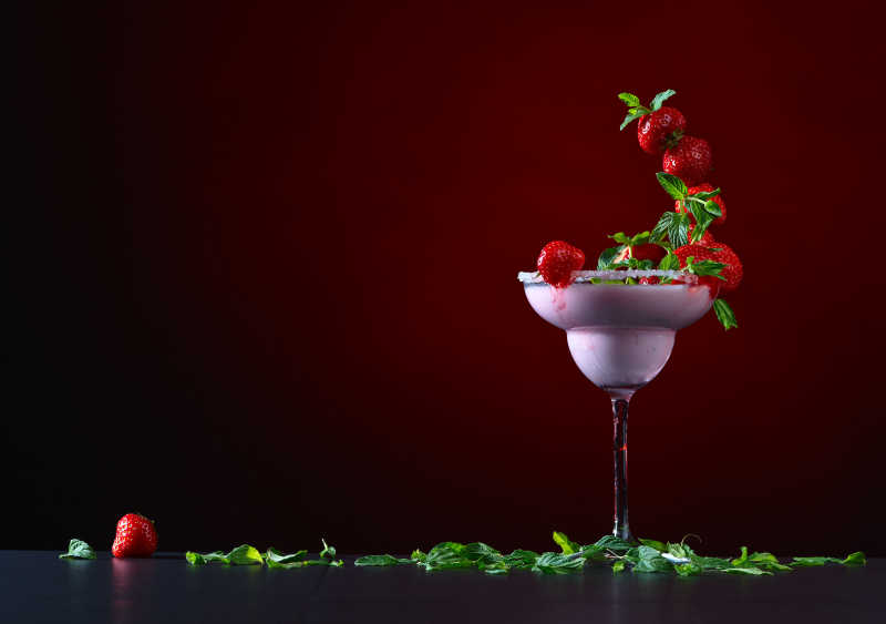 高脚杯里的草莓薄荷叶鸡尾酒