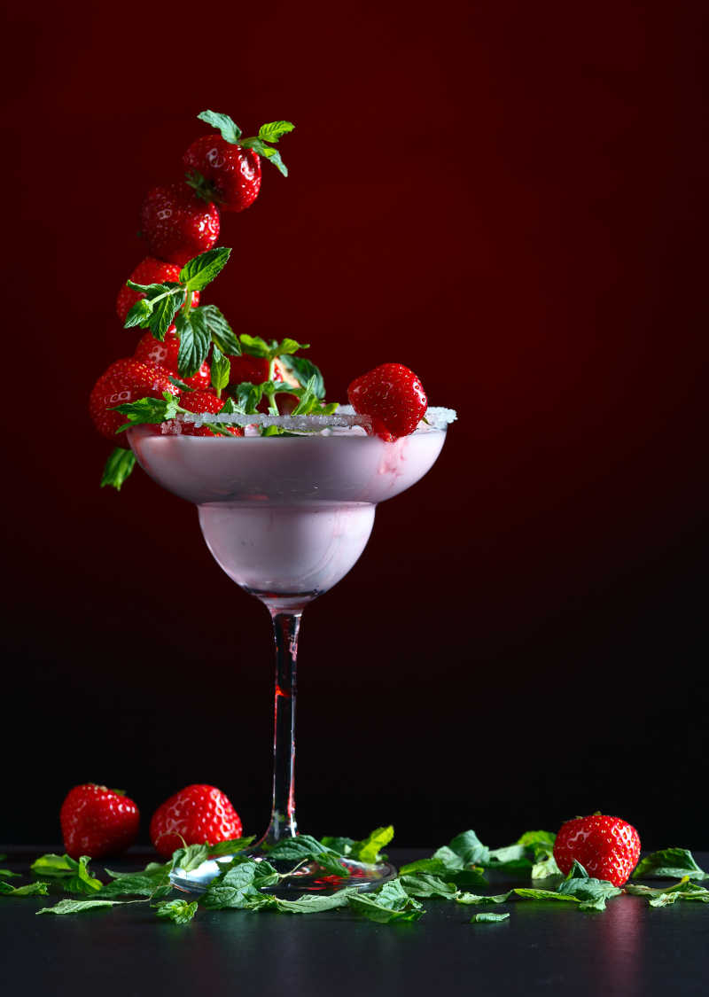 一杯草莓薄荷叶鸡尾酒