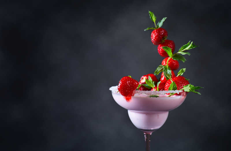 粉色草莓鸡尾酒