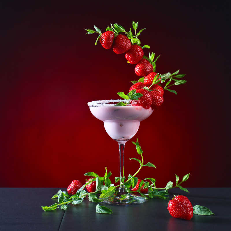 草莓薄荷叶装饰的鸡尾酒