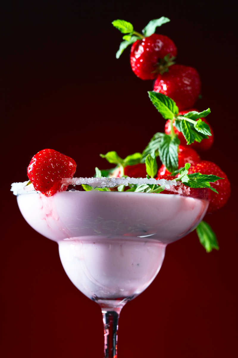 草莓薄荷叶鸡尾酒特写