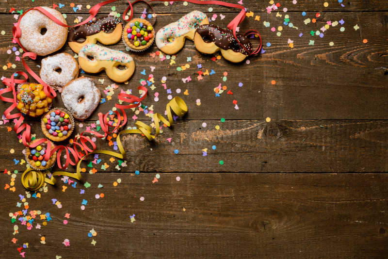 木桌上的甜点糖果