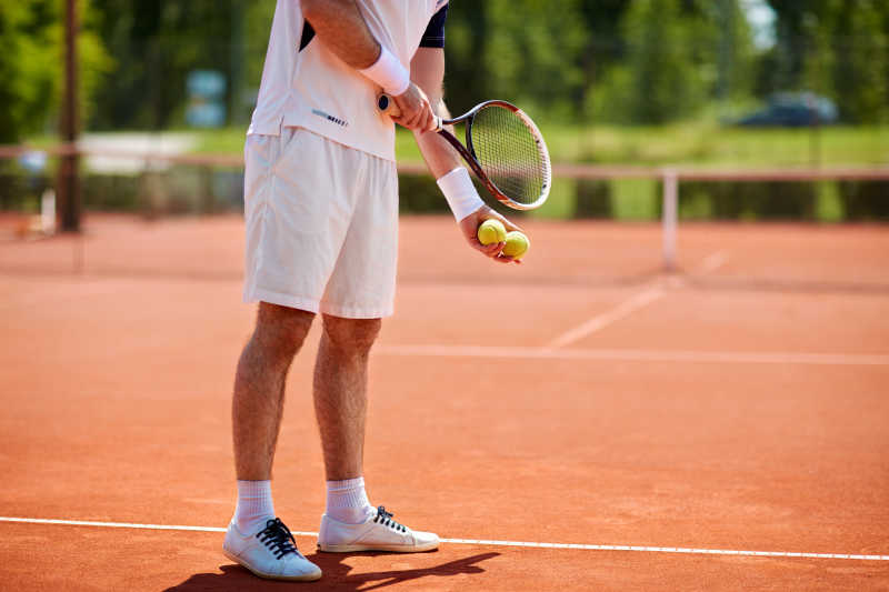 两名网球运动员在网球场打双打