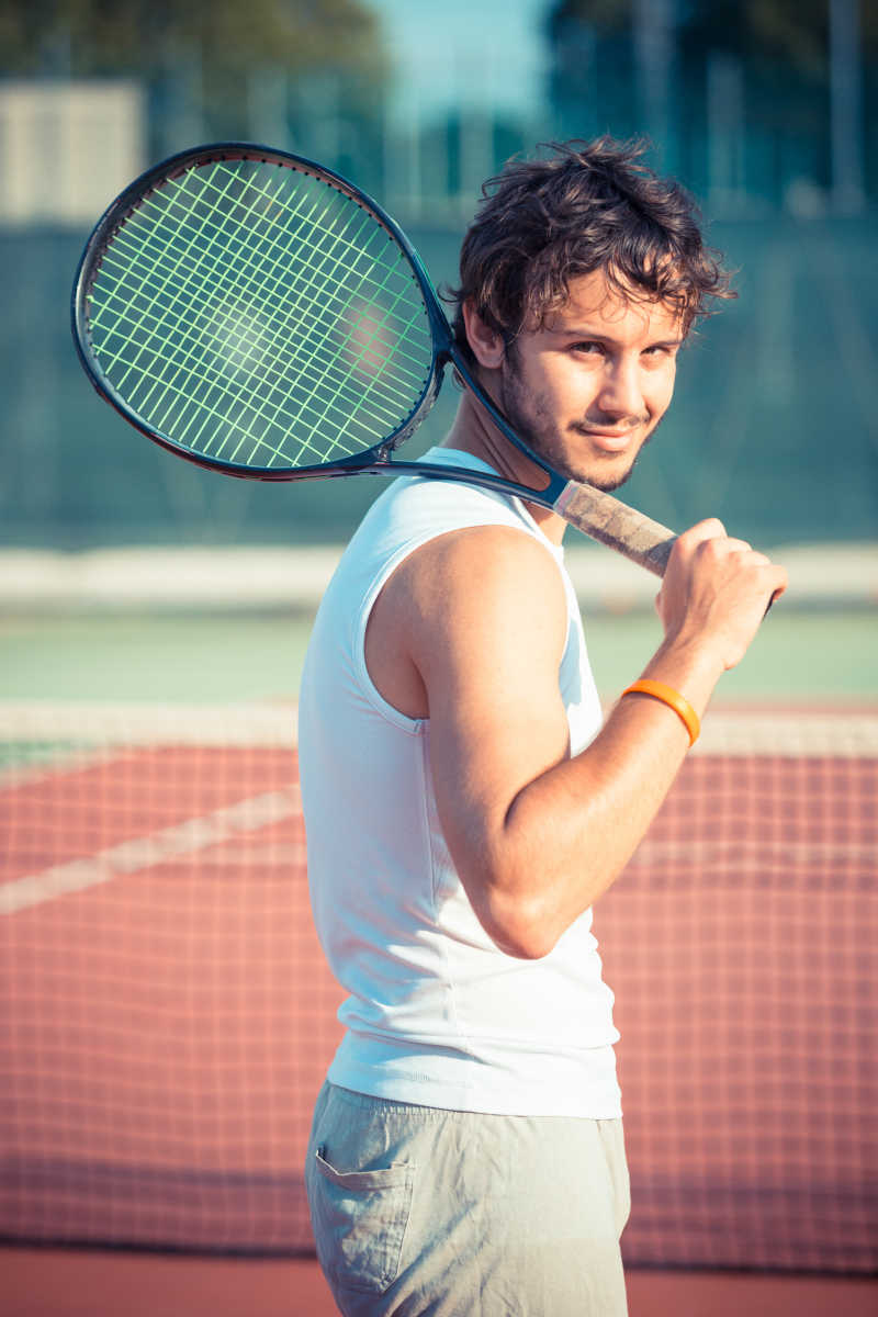 打网球的男女