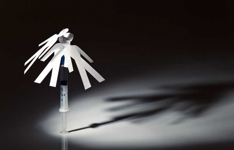 扎在注射器上的三个纸人