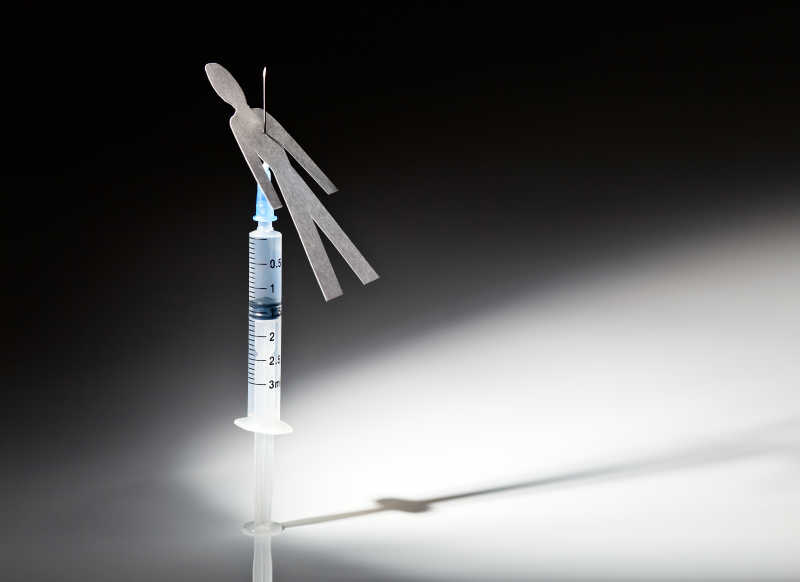 注射器上扎着一个纸片人