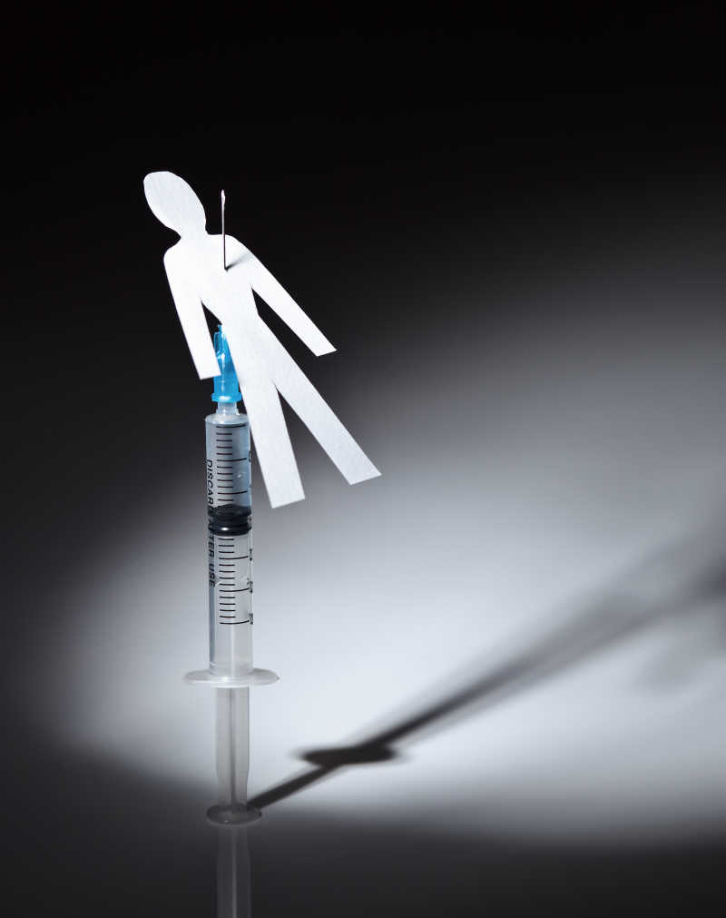 注射器上插着一个纸人