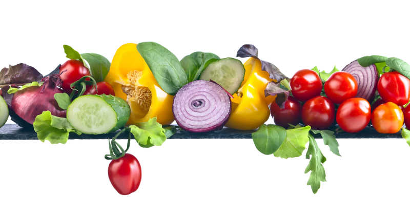 在白色背景下成熟蔬菜和色拉叶